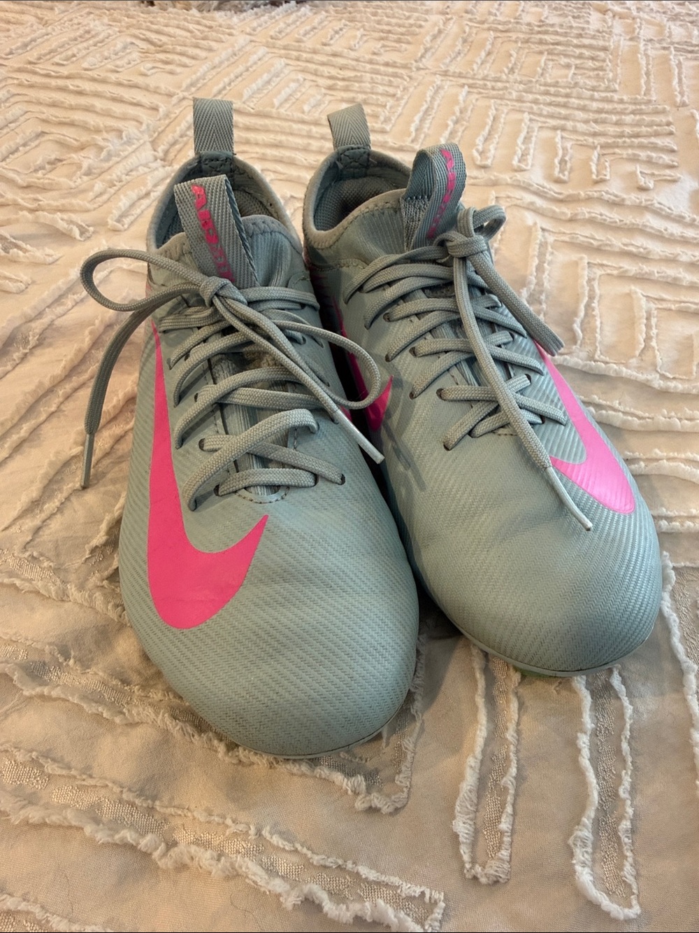 Nike Boys 2.5 Y Teal Outdoor Soccer Cleats with Pink Swoosh